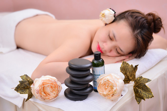 chăm sóc body bằng đá nóng