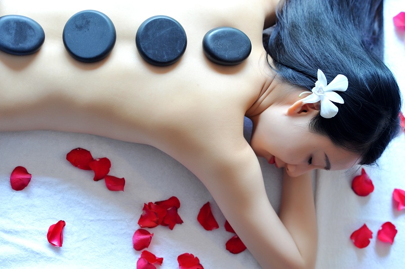 massage bằng đá nóng