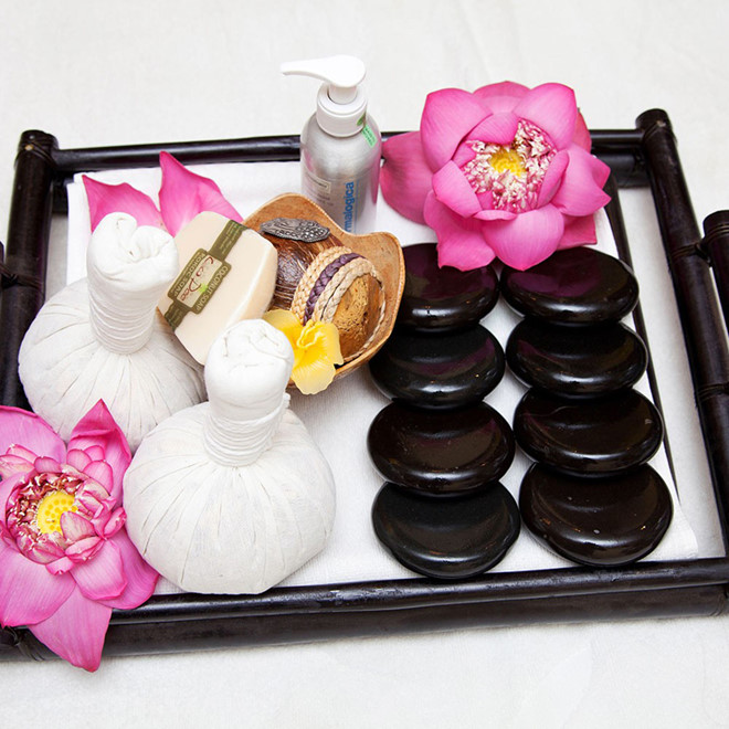 massage body bằng đá nóng